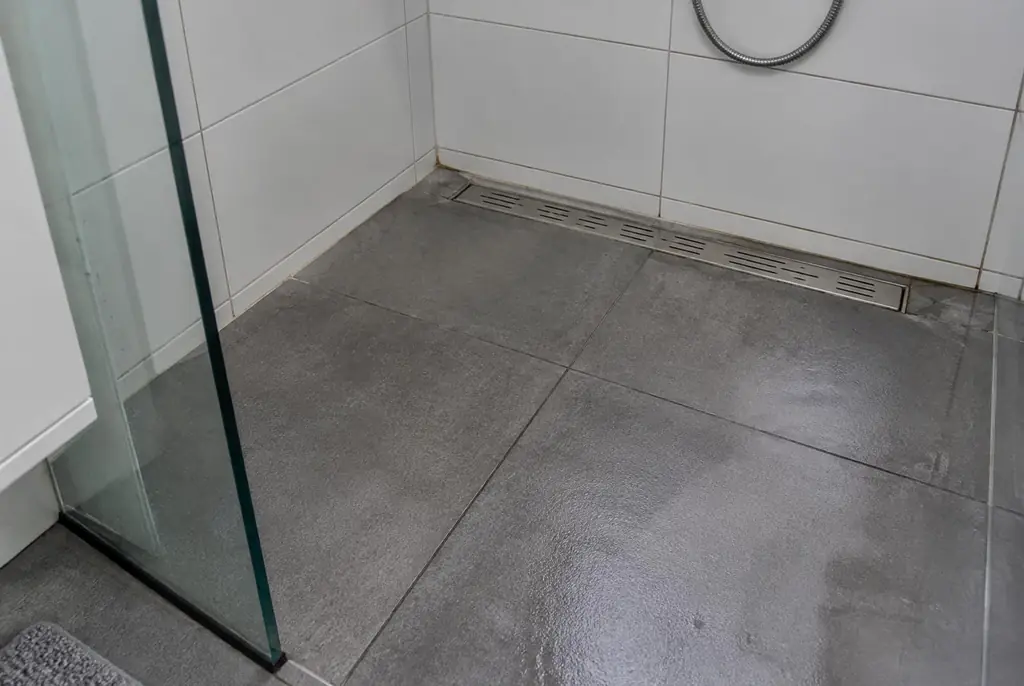 Lekdetectie Geldermalsen – lekkende inloopdouche met natte voegen