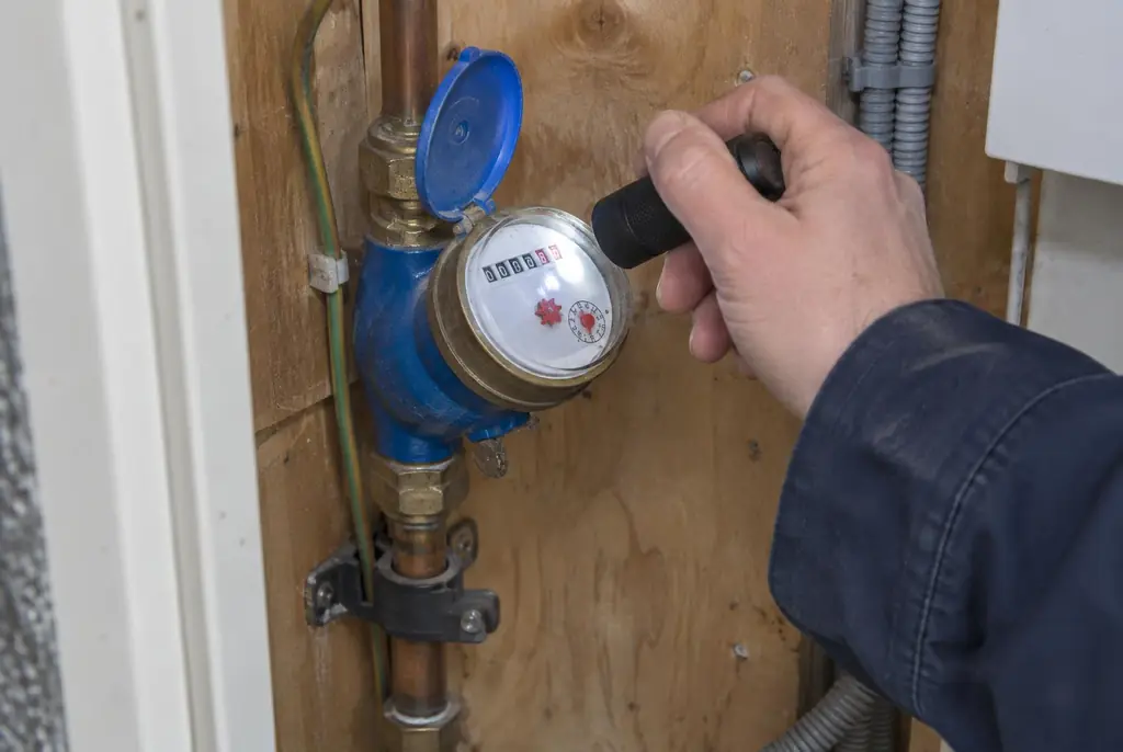 Lekdetectie Geldermalsen – watermeter in de meterkast controleren met een zaklamp